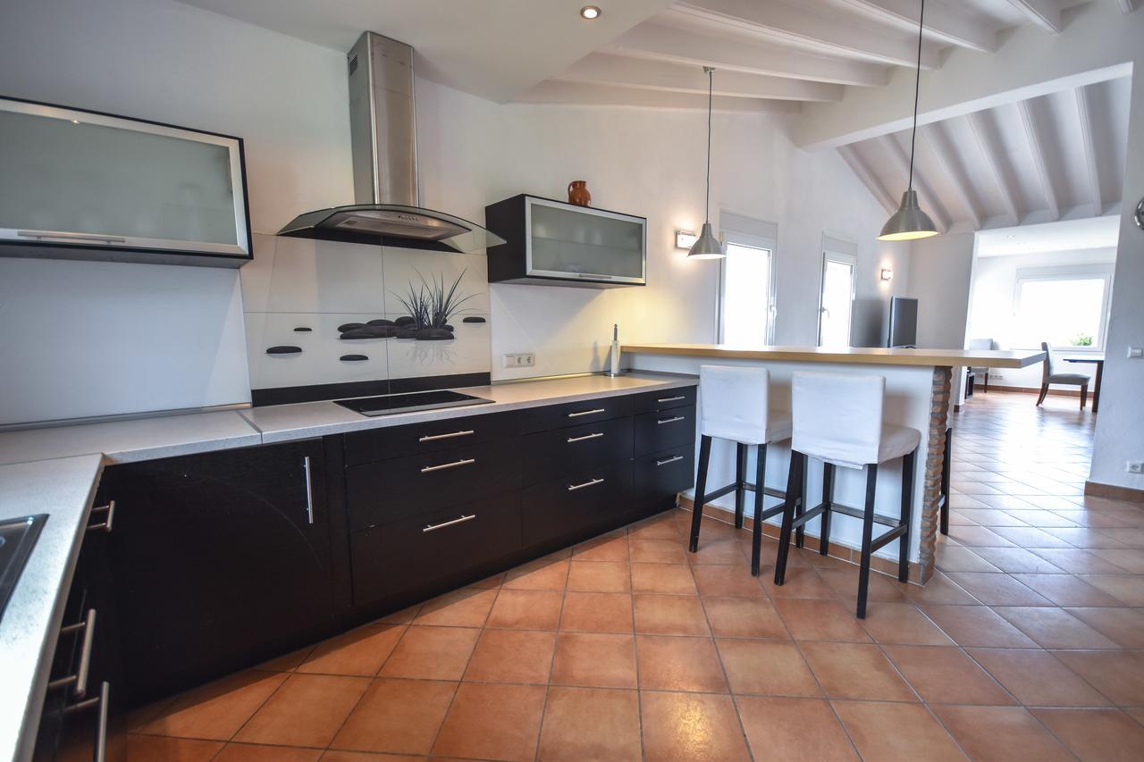 In The Second Line, Modern Beachfront In Costabella, Casa de férias Marbella