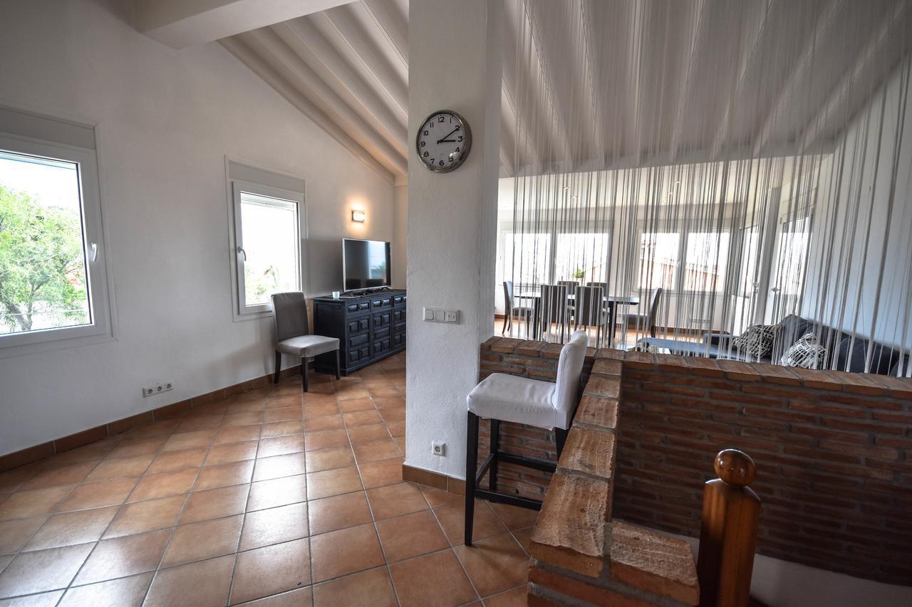 In The Second Line, Modern Beachfront In Costabella, Casa de férias Marbella
